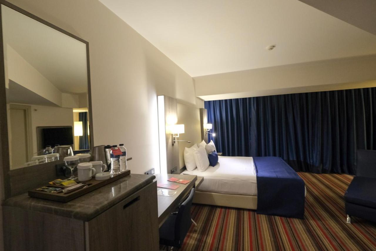 Hotel Ramada Plaza By Wyndham Esmirna Exterior foto